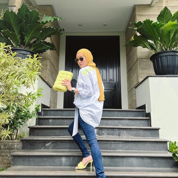 <p>Pada bagian depan rumah, Olla menggunakan pintu besar warna hitam. Keren banget, ya! (Foto: Instagram: @ollaramlan)</p>
