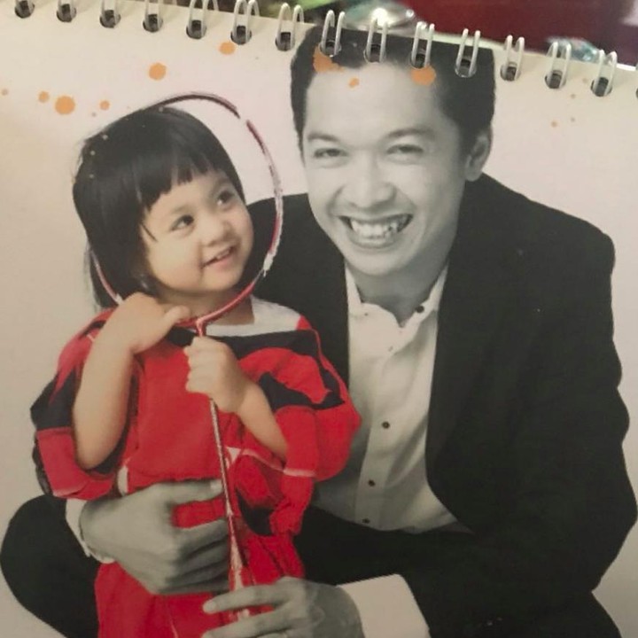 <p><em>Throwback</em> ketika Taufik Hidayat mengajak putrinya yang masih kecil sesi foto. Sampai dijadikan kalender, Bun, <em>he-he-he</em>. (Foto: Instagram @natarinaa.hidayat)</p>