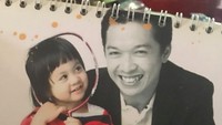 <p><em>Throwback</em> ketika Taufik Hidayat mengajak putrinya yang masih kecil sesi foto. Sampai dijadikan kalender, Bun, <em>he-he-he</em>. (Foto: Instagram @natarinaa.hidayat)</p>
