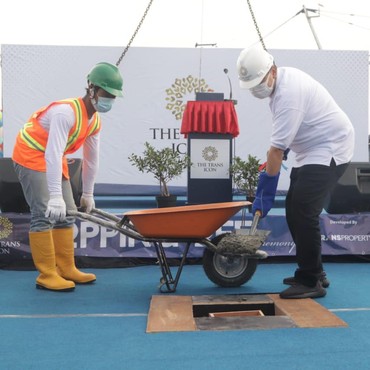 Chairul Tanjung Resmikan Topping Off Proyek The Trans Icon Surabaya