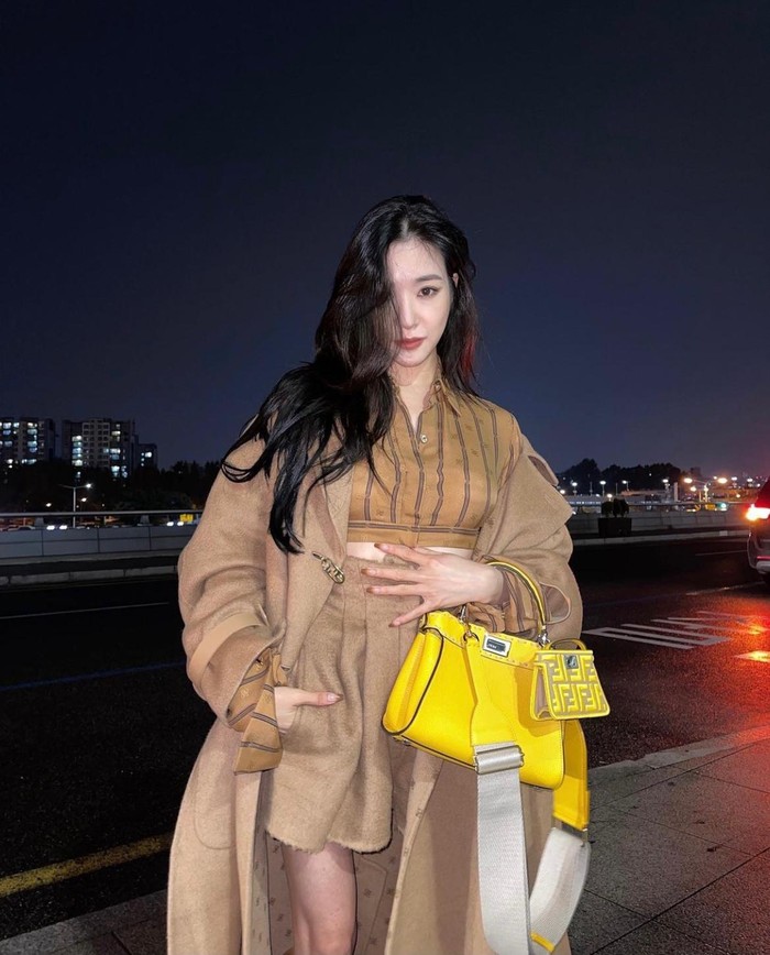 Terdapat tiga ukuran yang ditawarkan yakni Peekaboo ISeeU medium, Iconic Mini Peekaboo dan Peekaboo ISeeU small yang menjadi pilihan Tiffany Young. Foto: Courtesy of Fendi