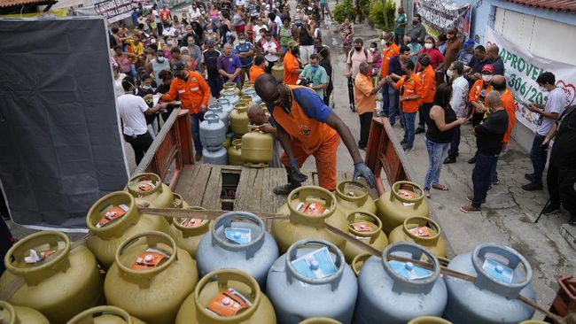 FOTO: Antrean Panjang Warga Brasil Membeli Gas Elpiji