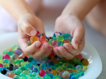 Berbahaya! Stop Berikan Mainan Water Beads untuk Anak Balita