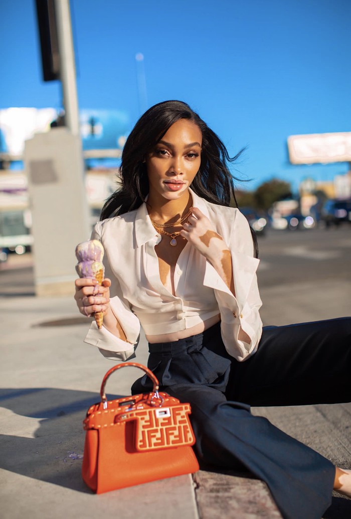 Selain pilihan warna vibran, turut hadir pelengkap menggemaskan berupa charm berbentuk tas ini. Seperti milik model Winnie Harlow. Foto: Courtesy of Fendi