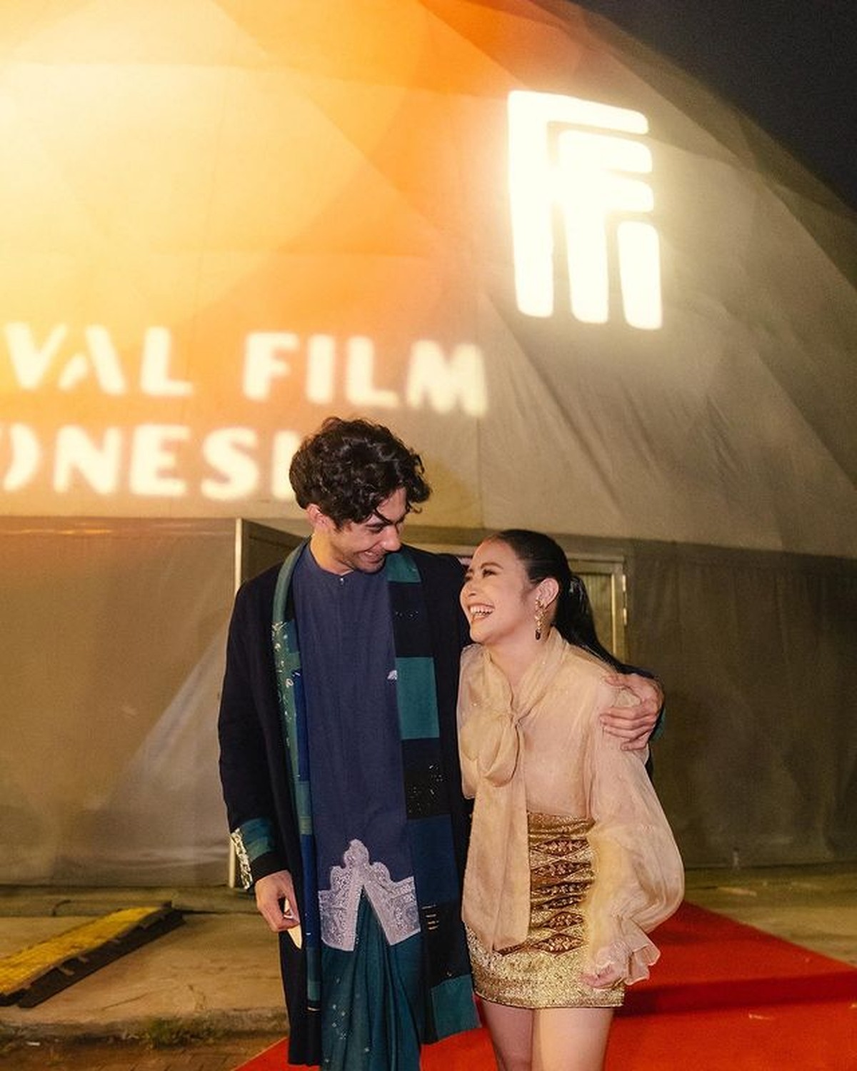 Baru-baru ini foto mesra Prilly Latuconsina dan Reza Rahardian di ranjang bikin heboh&period; Yuk kita intip deretan foto mesra mereka&excl;