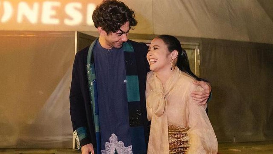 7 Foto-foto Mesra Prilly Latuconsina & Reza Rahadian yang Disorot Baru-baru ini foto mesra Prilly Latuconsina dan Reza Rahardian di ranjang bikin heboh. Yuk kita intip deretan foto mesra mereka!