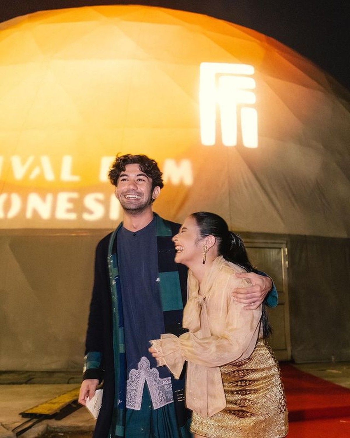 Baru-baru ini foto mesra Prilly Latuconsina dan Reza Rahardian di ranjang bikin heboh&period; Yuk kita intip deretan foto mesra mereka&excl;