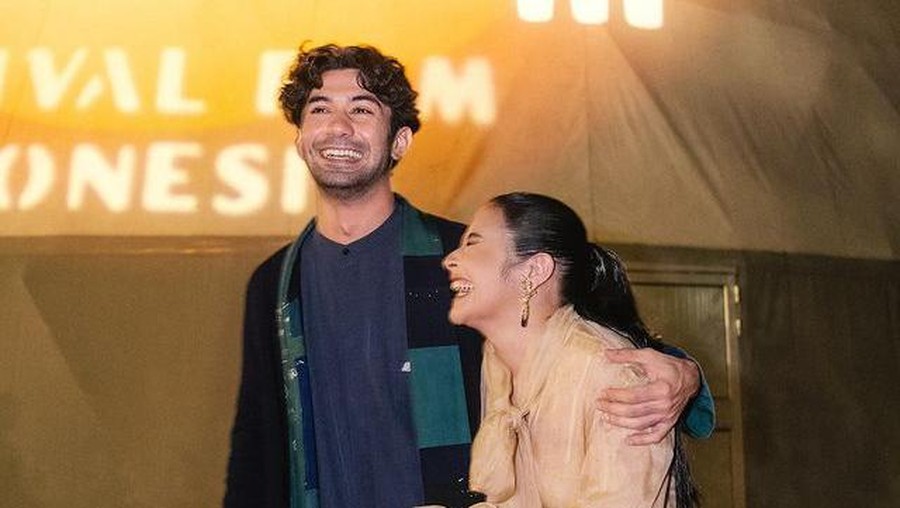 7 Foto-foto Mesra Prilly Latuconsina & Reza Rahadian yang Disorot Baru-baru ini foto mesra Prilly Latuconsina dan Reza Rahardian di ranjang bikin heboh. Yuk kita intip deretan foto mesra mereka!
