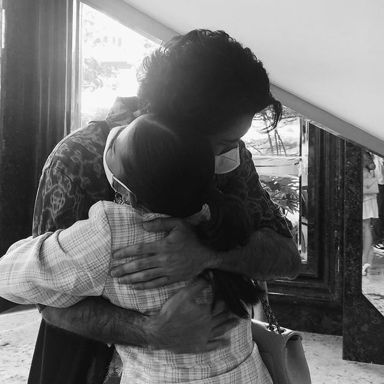 Baru-baru ini foto mesra Prilly Latuconsina dan Reza Rahardian di ranjang bikin heboh. Yuk kita intip deretan foto mesra mereka!