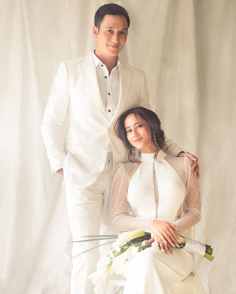 Mike Lewis dan Janisaa Pradja akan segera menikah, mereka pun telah melakukan pemotretan prewedding. Yuk intip!