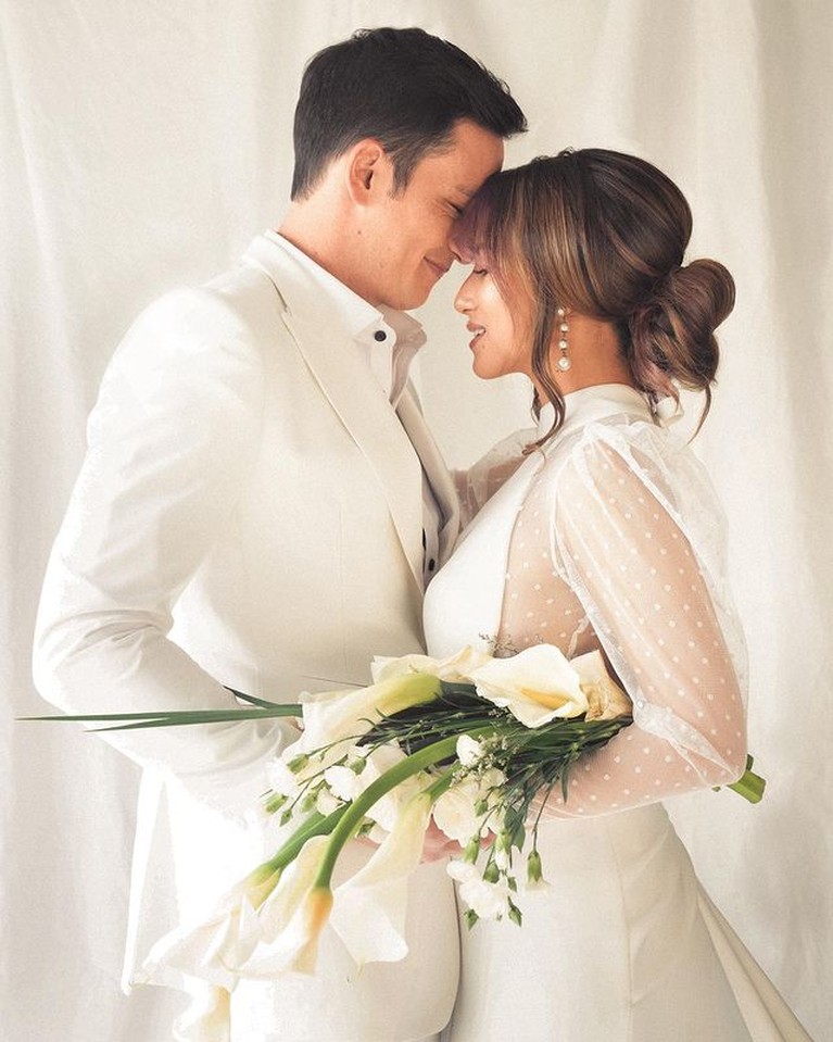 Mike Lewis dan Janisaa Pradja akan segera menikah, mereka pun telah melakukan pemotretan prewedding. Yuk intip!