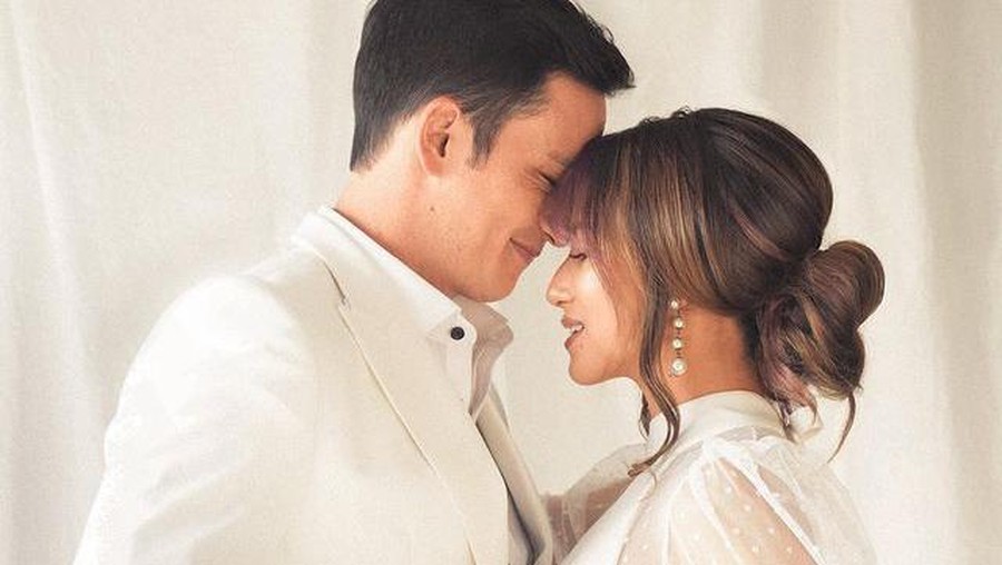 Mike Lewis dan Janisaa Pradja akan segera menikah, mereka pun telah melakukan pemotretan prewedding. Yuk intip!