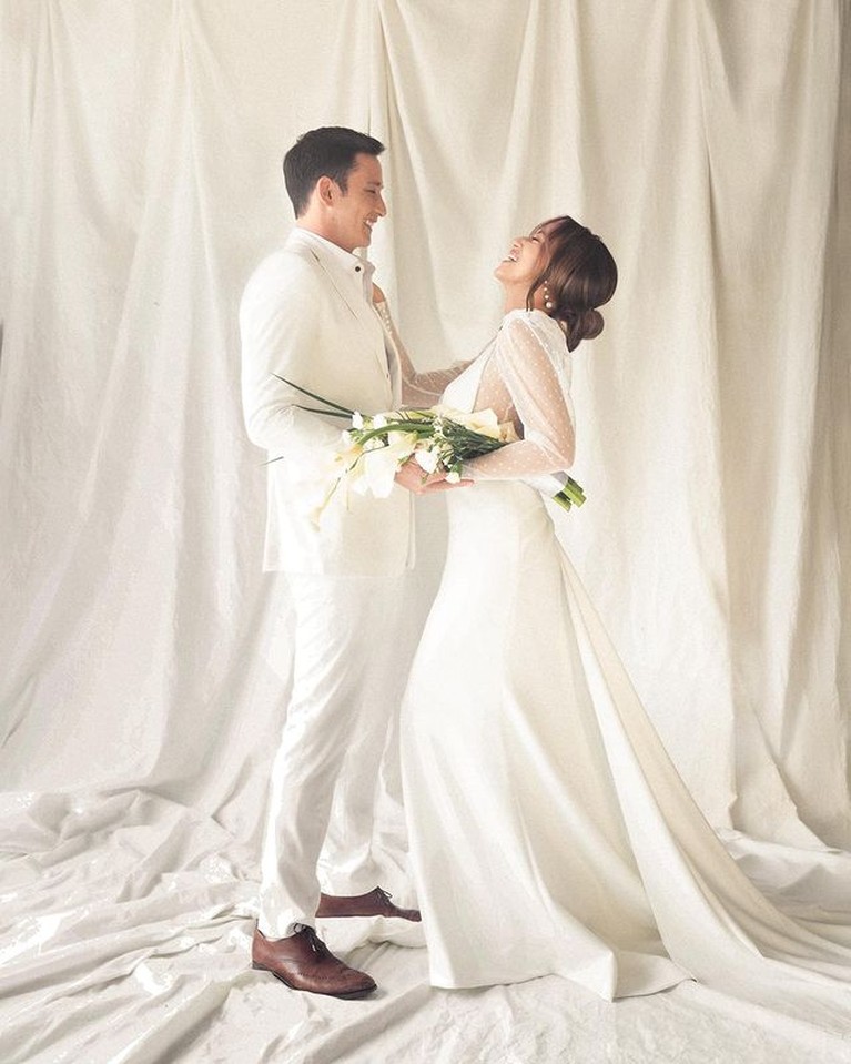 7 Prewedding Mike Lewis dan Janisaa Elegan & Romantis Mike Lewis dan Janisaa Pradja akan segera menikah, mereka pun telah melakukan pemotretan prewedding. Yuk intip!