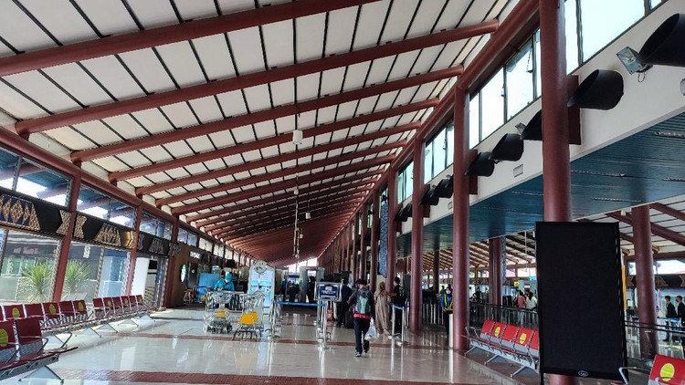 Cleaning service Bandara Soekarno-Hatta temukan cek Rp 35,9 M milik penumpang. Foto 1: General Manajer KCBSH dan wilayah I PT Angkasa Pura Solusi, Toyib Fanani, Foto 4: Halimah