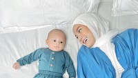 <p>Dinda Hauw menulis pesan mendalam di Hari Ibu tahun ini. Ia yang telah menjadi seorang bunda tak lupa berterimakasih pada ibunda dan mertuanya di momen istimewa ini. "Mama.. terimakasih untuk kasih, ruang nyaman dan sandaran pertama yang telah diberikan, juga pengingat, penguat dan kebesaran hati yang telah diajarkan. Semoga aku bisa seperti kalian, menjadi ibu yang luar biasa hebatnya. Selamat hari Ibu untuk kedua Mamaku yang sangat cantik dan semua Ibu di dunia ini..."</p>
