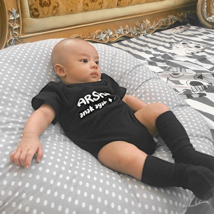 <p>Dinda dan Rey memanggil putranya dengan nama Shaka. (Foto: Instagram @dindahw @rey_mbayang @arshaka_mbayang)</p>