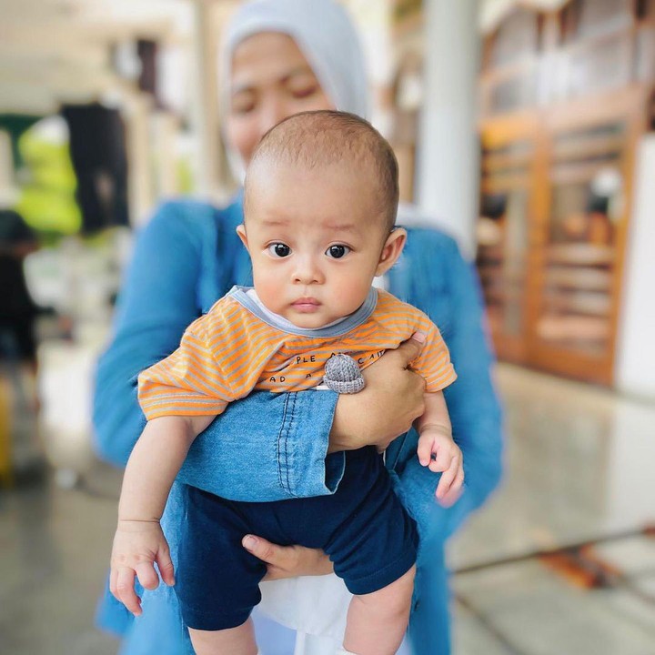 <p>Di usianya yang baru beberapa bulan, Shaka sudah memiliki akun Instagram sendiri, Bunda. Akun tersebut kerap membagikan kegiatan Shaka sehari-hari. (Foto: Instagram @dindahw @rey_mbayang @arshaka_mbayang)</p>