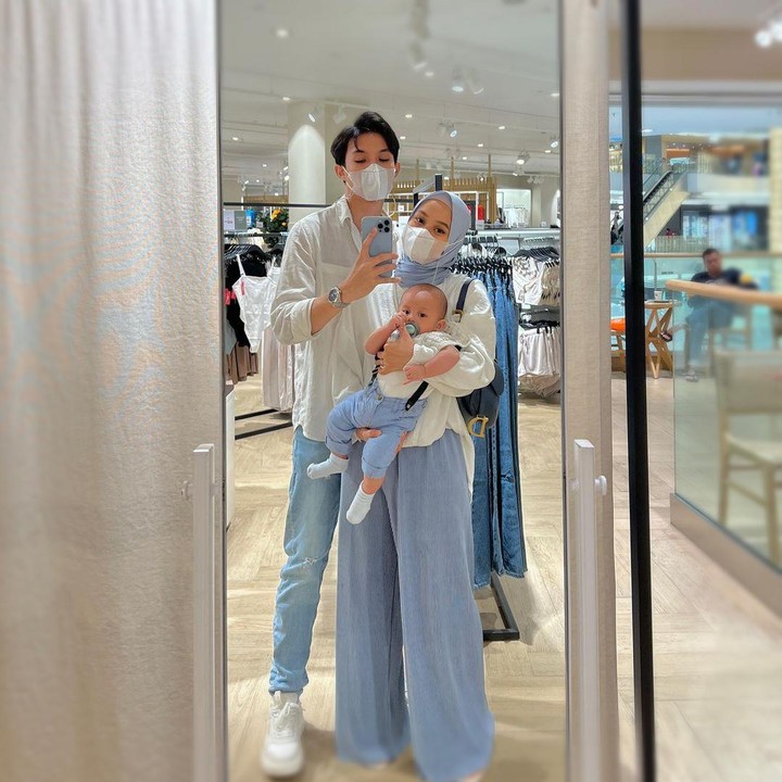 <p>Shaka saat tampil kompak seragaman bersama Bunda dan Ayah. Menggemaskan ya, Bun. (Foto: Instagram @dindahw @rey_mbayang @arshaka_mbayang)</p>