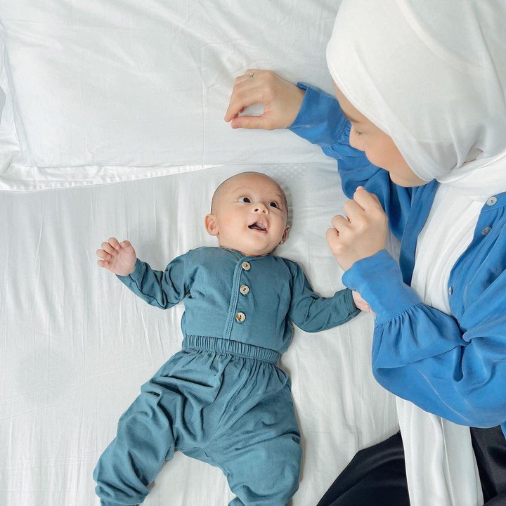 <p>Dinda Hauw melahirkan seorang bayi berjenis kelamin laki-laki pada Minggu (20/6/21), pukul 13.28 WIB. Sang putra diberi nama Arshakalif Muhammad Mbayang. (Foto: Instagram @dindahw @rey_mbayang @arshaka_mbayang)  </p>