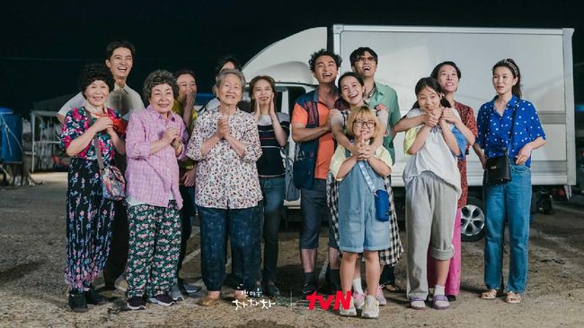 Hometown ChaChaCha menjadi drama terpopuler pada Oktober 2021. Drama tersebut ramai dibicarakan selama empat pekan berturut-turut.
