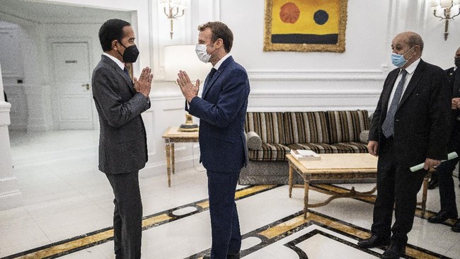 Jokowi bertemu Presiden Prancis Immanuel Macron dalam pertemuan bilateral dengan Macron di Hotel Splendide Royal, Roma, Italia, Sabtu (30/10).