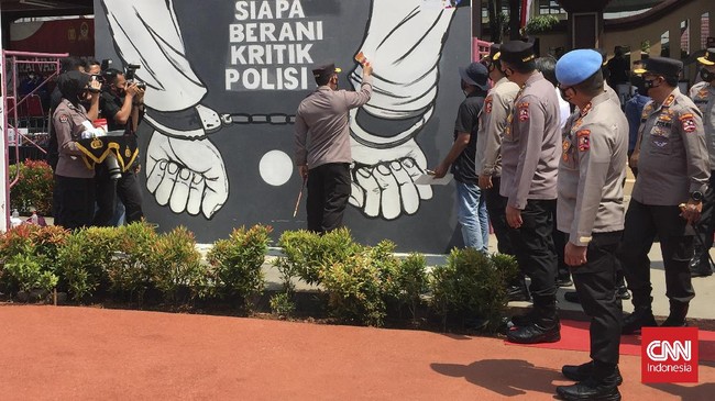 Penjual bubur asal Klaten menangis, meminta Kapolri membantu selesaikan kasus gadai motor Honda PCX yang melibatkan polisi dan cepunya.