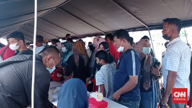 Kegiatan vaksinasi massal yang digelar Forkopimda Sumatera Barat di Gor H. Agus Salim, Padang, menimbulkan kerumunan, Sabtu (30/10).