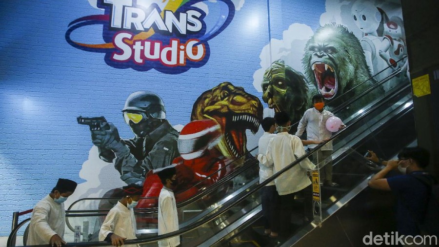 Keseruan 100 Anak Yatim Berlibur di Trans Studio Cibubur Ratusan anak yatim dari Nurul Amin dan Darul Falah Kranggan Bekasi menikmati wahana di Trans Studio Cibubur, Sabtu (30/10/2021).