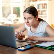 Mengenal Efek Samping Blue Light dan 4 Rekomendasi Sunscreen Lokal untuk Melindungi Kulit