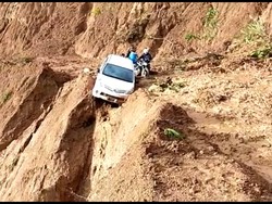 Cerita Mencekam Sopir saat Nyaris Masuk Jurang Gegara Longsor di Sulbar