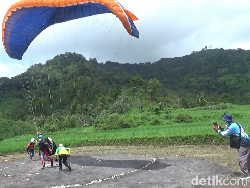 Menikmati Indahnya Gunung Wayang dengan Paralayang