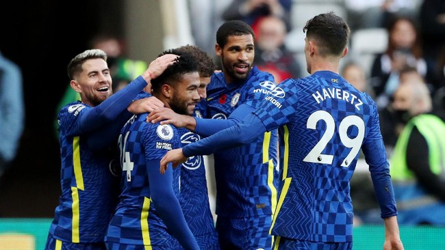 Chelsea kukuh di puncak klasemen Liga Inggris usai menang 3-0 atas Newcastle United di Stadion Saint James Park, Sabtu (30/10) malam.