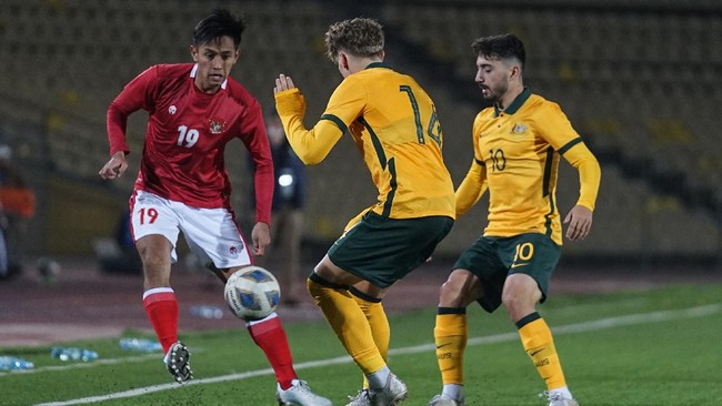 Shin Tae Yong meminta suporter Timnas Indonesia U-23 untuk tetap mendukung tim Garuda Muda meski dikalahkan Australia pada Kualifikasi Piala Asia U-23 2022.