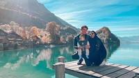 <p>Di Swiss, Zaskia Sungkar, Irwansyah, dan baby Ukkasya ternyata mengunjungi lokasi syuting drama Korea <em>Crash Landing on You</em>. Lokasi tersebut tepatnya berada di Lake Brienz. (Foto: Instagram @irwansyah_15 @zaskiasungkar15)</p>