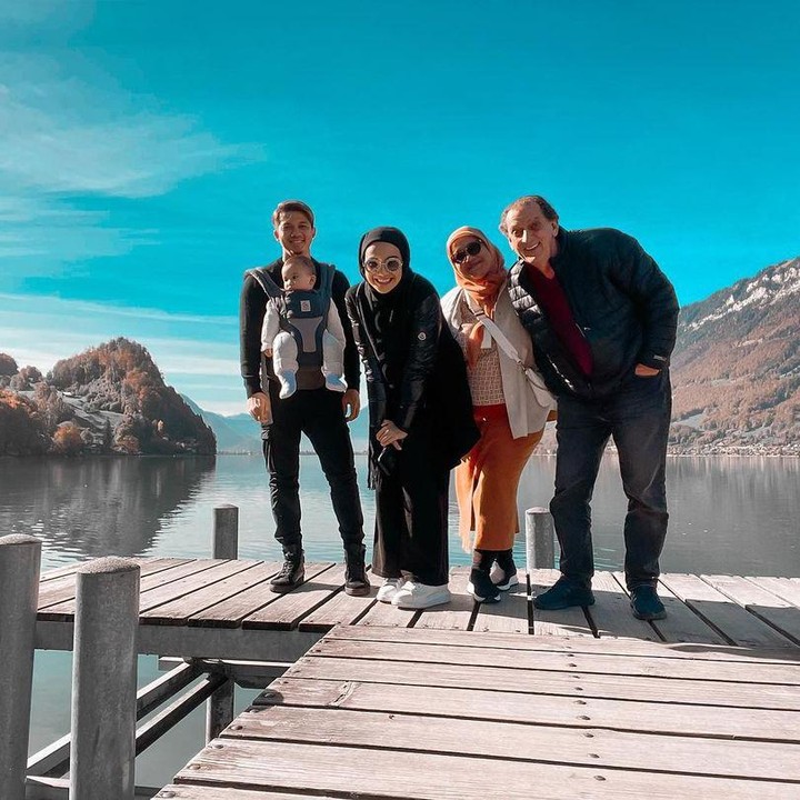 <p>Zaskia juga menyempatkan berfoto dengan sang ibunda, Fenny Bauty, dan ayah sambungnya. (Foto: Instagram @irwansyah_15 @zaskiasungkar15)</p>