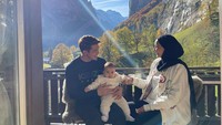 <p>Dalam salah satu potret tampak Zaskia Sungkar, Irwansyah, dan Ukkasya berfoto dengan pemandangan alam Swiss yang indah. (Foto: Instagram @irwansyah_15 @zaskiasungkar15)</p>