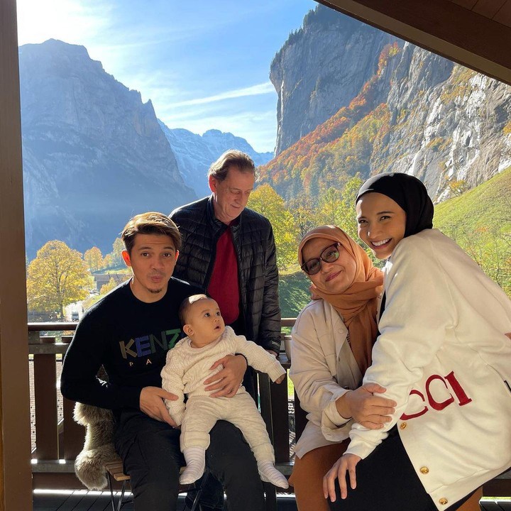 <p>Zaskia Sungkar juga tampak tersenyum semringah berfoto di samping sang ibunda. (Foto: Instagram @irwansyah_15 @zaskiasungkar15)</p>