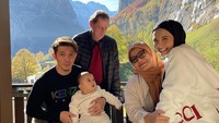 <p>Zaskia Sungkar juga tampak tersenyum semringah berfoto di samping sang ibunda. (Foto: Instagram @irwansyah_15 @zaskiasungkar15)</p>