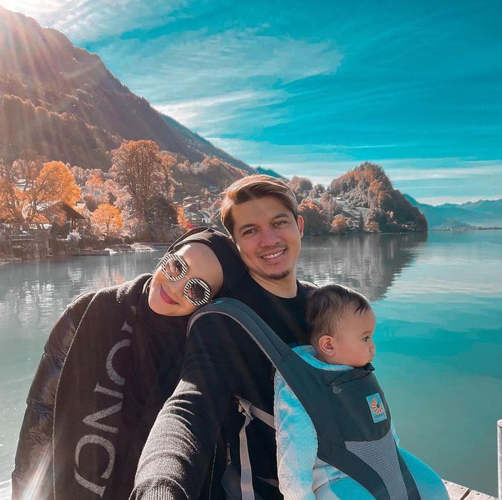 <p>Baru-baru ini, Zaskia Sungkar, Irwansyah, dan putra mereka, Ukkasya, berlibur ke Belanda sekaligus mengunjungi ibunda Zaskia. Tak hanya itu mereka juga melakukan <em>road trip</em> ke Swiss. (Foto: Instagram @irwansyah_15 @zaskiasungkar15)</p>