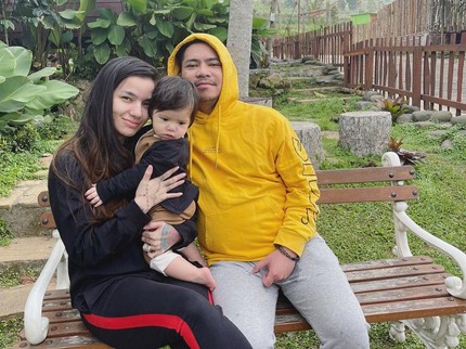 7 Potret Haru Sheila Marcia & Keluarga Beri Kejutan Untuk Orang Tua di Bali