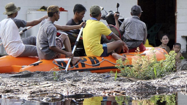 BPBD Riau mencatat sedikitnya 6.000 orang dari sejumlah daerah di provinsi tersebut mengungsi akibat banjir sejak beberapa pekan terakhir ini.