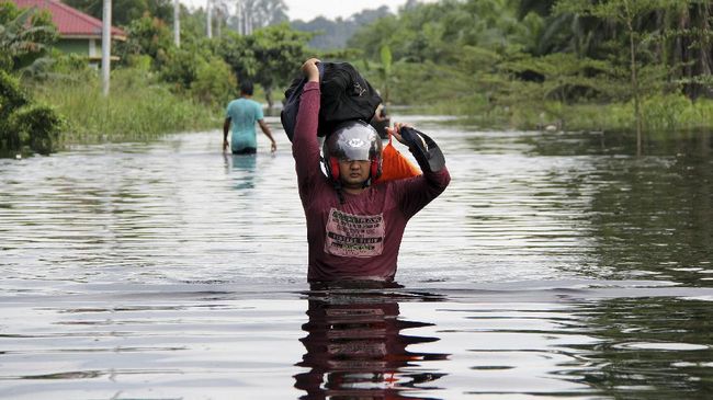 Dua warga dilaporkan tewas akibat banjir yang melanda Sintang, Kalimantan Barat, sejak dua pekan lalu. Sebanyak 24.522 kepala keluarga juga turut terdampak.