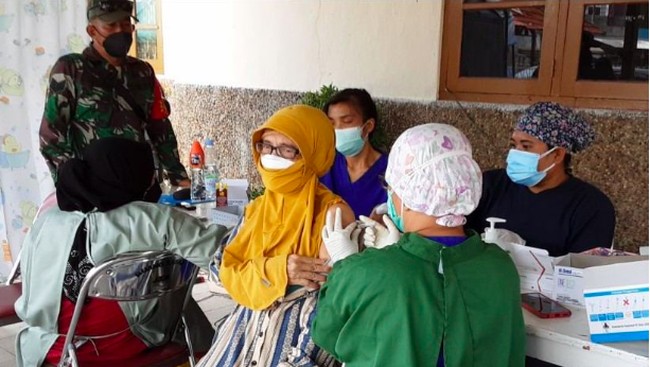 Dua kali disuntik pada Agustus dan September lalu, proses vaksinasi warga Palangkaraya, Emy Sudarmi berjalan mudah dan cepat berkat aplikasi P-Care.