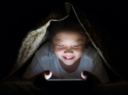 Sekolah Online Bikin Anak Kecanduan Gadget? Ini Cara Atasinya Bun
