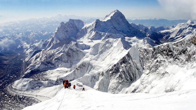 Tinggi Gunung Everest Naik 9 Meter Sejak Pertama Kali Diukur