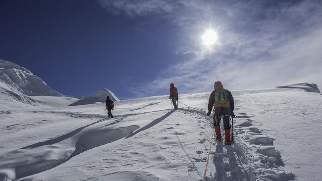 Nepal akan menaikkan biaya pendakian Gunung Everest, menandai kenaikan harga pertama untuk puncak tertinggi di dunia dalam hampir satu dekade.