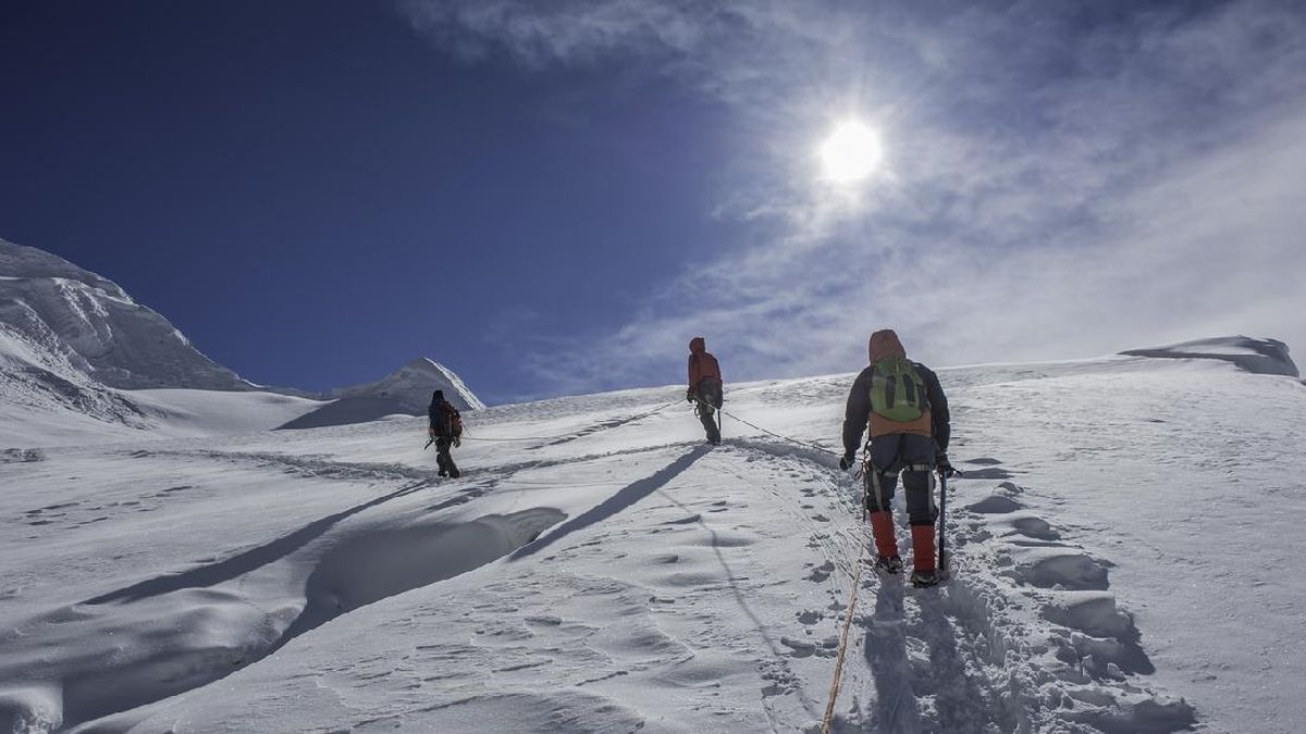 Badai Salju, Nyaris 1.000 Orang Terjebak di Lereng Gunung Everest