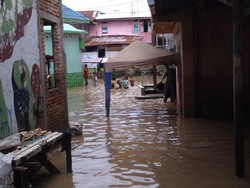 Banjir di Kampung Aur Medan Berangsur Surut, Warga Mulai Bersih-bersih