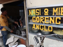 Sedapnya Nasi dan Mie Goreng Pakai Anglo Gowes yang Viral di Bandung