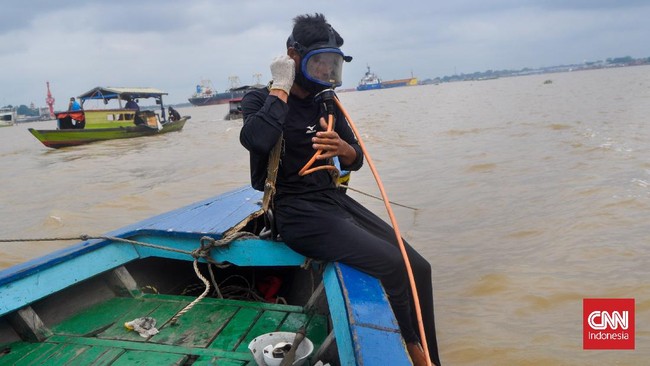 Berburu harta karun menjadi profesi bagi sebagian orang di Palembang, utamanya mereka yang tinggal di Pulau Kemaro.